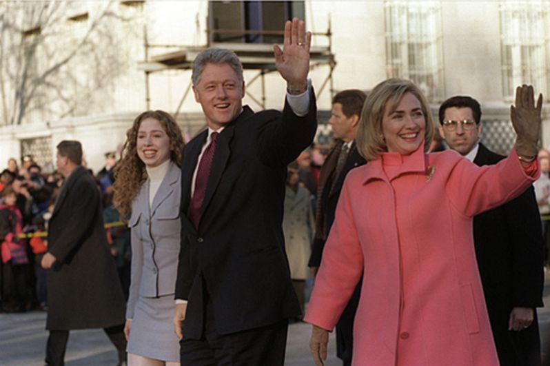 20 января 1997 года. Семья Клинтон в день инаугурации президента США идут по Пенсильвания-авеню в Вашингтоне. Билл Клинтон Избран президентом на второй срок.