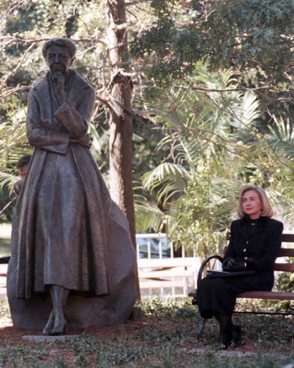 1996 год. Хиллари Клинтон рядом с памятником Элеоноре Рузвельт в Риверсайд-парке в Нью-Йорке.