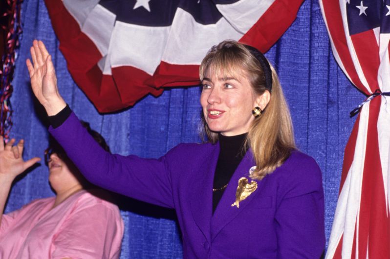 1992 год. Хиллари Клинтон, жена губернатора штата Арканзас Билла Клинтона, принимает участие в предвыборной капмании своего мужа в бизнес-колледже Хессера в Манчестере, штат Нью-Хэмпшир.