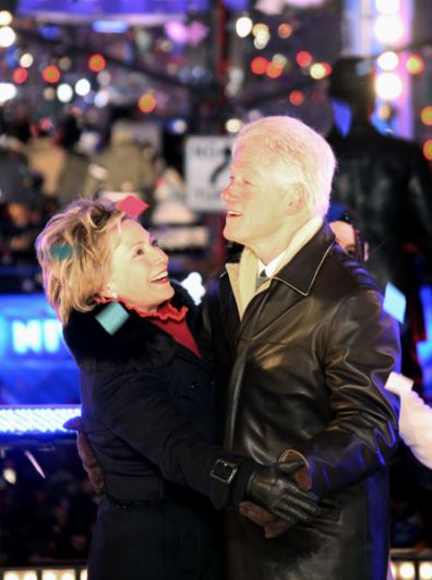 1 января 2009 года. Бывший президент Соединенных Штатов Билл Клинтон танцует со своей женой Хиллари во время новогодних празднеств на Таймс-сквер в Нью-Йорке.
