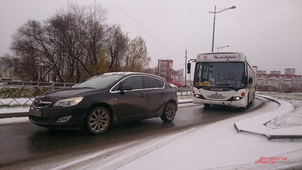 На проезжей части снег успел растаять.