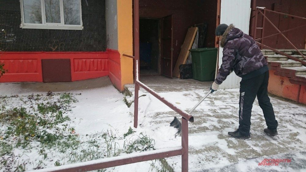 Дворники уже расчищают дорожки.