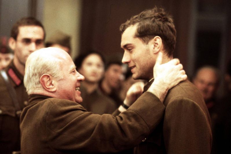Боб Хоскинс неоднократно играл политических деятелей. Так, в картине Жан-Жака Анно «Враг у ворот» (2001) он исполнил роль Никиты Хрущёва.