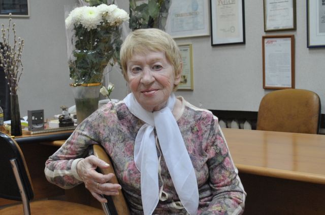 Людмила Николаевна Винникова в своём рабочем кабинете.