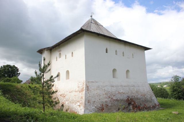 Спасская башня - сохранившаяся часть древних городских укреплений.