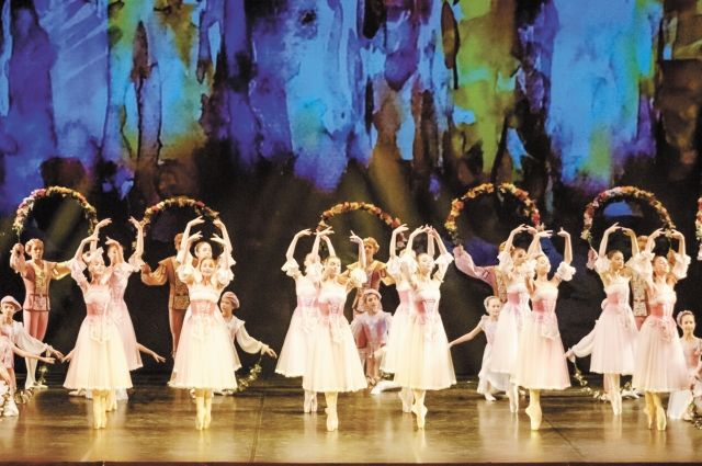 Вальс из балета «Спящая красавица» исполнили учащиеся Пермского хореографического училища.