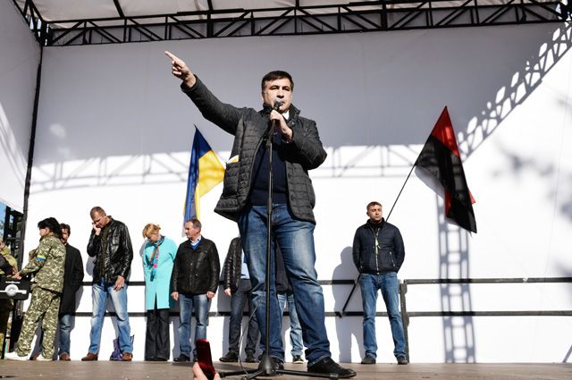 Михаил Саакашвили выступает на вече у здания Верховной рады в Киеве.