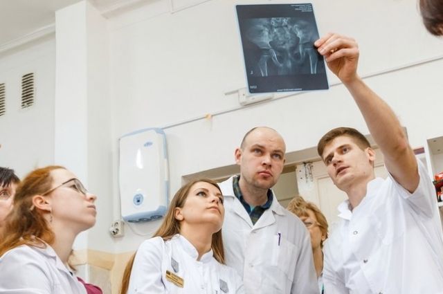 Ортопед-ортезист Сергей Сорокин (на фото справа) и его коллеги слишком часто сталкиваются с равнодушием чиновников, пытаясь помочь детям с инвалидностью.