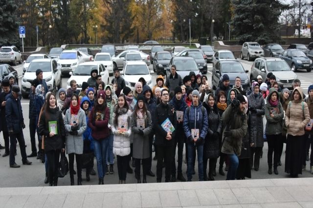 Молодежь устроила флешмоб в защиту татарского языка перед Госсоветом РТ. 