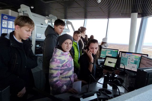 Школьники наблюдают за работой диспетчера.