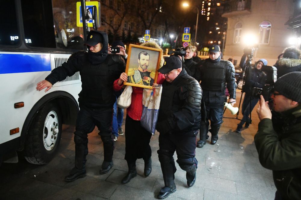 24 октября. Сотрудники полиции задержали участницу одиночного пикета у здания киноцентра «Октябрь» в Москве перед премьерой фильма Алексея Учителя «Матильда».