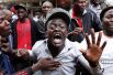 25 октября. Сторонники президента Кении Ухуру Кениаты перед зданием Верховного суда в Найроби. После прошедших президентских выборов по всей стране начались массовые беспорядки, в ходе которых погибли несколько десятков человек.