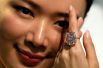 23 октября. Модель позирует с 37,30-каратным бриллиантом The Raj Pink, крупнейшим из известных в мире розовых бриллиантов, который, как ожидается, будет продан за сумму до 30 миллионов долларов на торгах Sotheby's в Гонконге, Китай.
