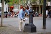 22 октября. Мужчина помогает собаке пить воду на улице в Барселоне, Испания.