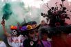 22 октября. В Мексике прошёл традиционный парад накануне Дня мёртвых. Девушки в костюмах Катрины, главного персонажа праздника, принимают участие в параде скелетов в Мехико.