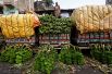 25 октября. Работник разгружает зеленые бананы, которые будут использоваться на индуистском религиозном празднике Чхат Пуджа, из грузовика на оптовом рынке в Калькутте, Индия.