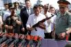 25 октября. Филиппинский президент Родриго Дутерте осматривает автоматы АК-47, полученные от России и прибывшие в Манилу на борту российского эсминца «Адмирал Пантелеев».