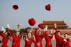 24 октября. Швейцары бросают шляпы в воздух перед началом заключительного заседания 19-го Национального конгресса Коммунистической партии Китая в Пекине. 