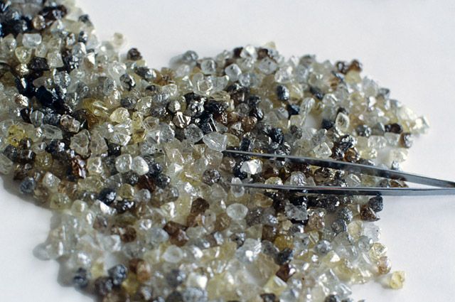 Исходное алмазное сырье, которое Гохран РФ отпускал гранильным предприятиям. 1993 г.