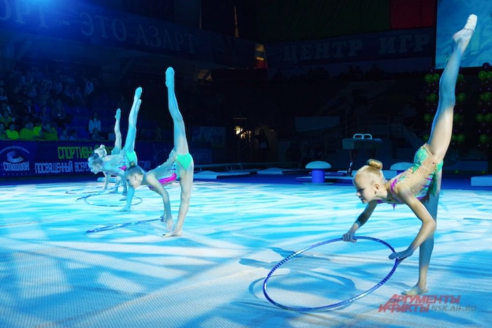 На одной сцене выступают спортсмены разных направлений.
