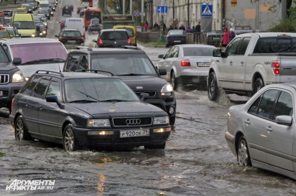 Улицы города ушли под воду.
