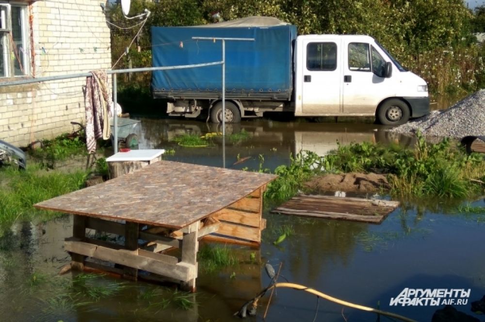 Придомовые территории в поселке Сосновка Зеленоградского ГО вновь затоплены.