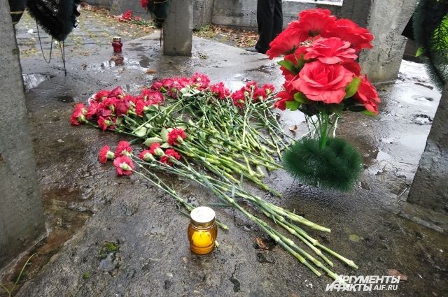 После выступлений участники возложили цветы к подножию мемориала жертвам политических репрессий.