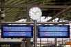 Информационное табло с сообщениями об отмененных из-за шторма «Херварт» поездах на железнодорожной станции «Остбанхоф» в Берлине.