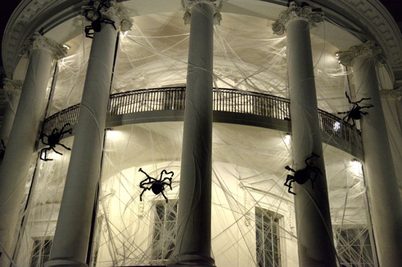 Белый дом США, украшенный к Хеллоуину.