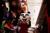 Мальчик примеряет маску в магазине костюмов перед Хеллоуином в Лиме, Перу.
