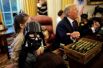 Президент США Дональд Трамп раздает праздничные угощения детям в Овальном кабинете Белого дома в Вашингтоне, США.