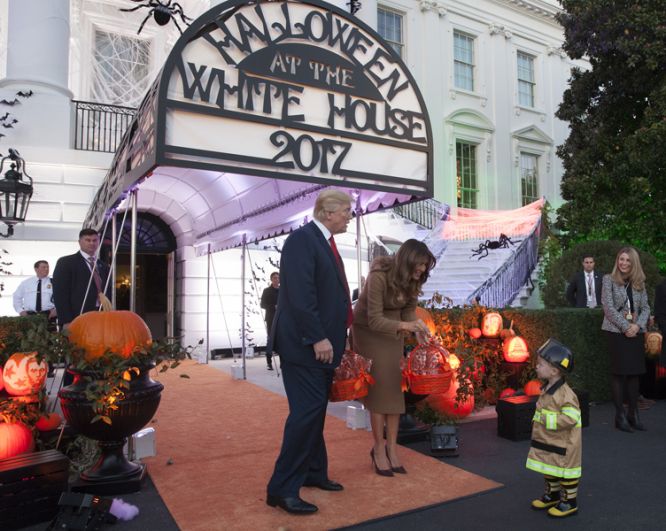 Дональд и Мелания Трамп отметили Хеллоуин в Белом доме.