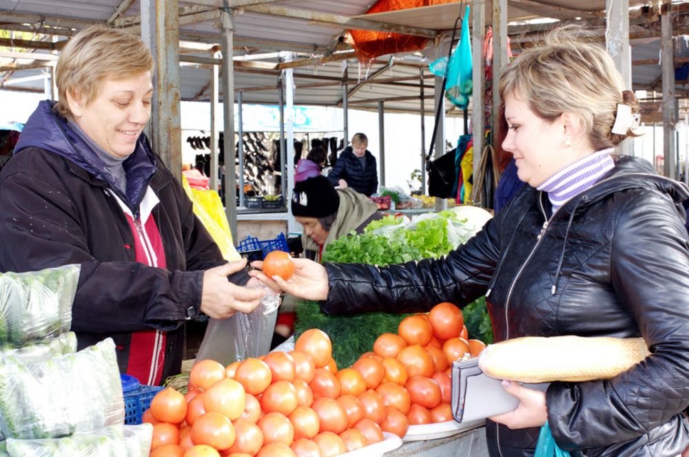 На сельскохозяйственном Тракторозаводском рынке с весны до поздней осени всегда аншлаг на торговых местах для волгоградских дачников.