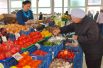 Посетители приезжают на сельскохозяйственный Тракторозаводской рынок за разнообразием, свежестью и качеством.