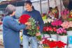 На рынке большой выбор цветов: розы, орхидеи, лилии и не только.