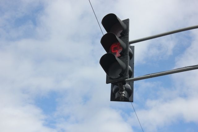 Светофор вместо того, чтобы показывать красный, погасал.