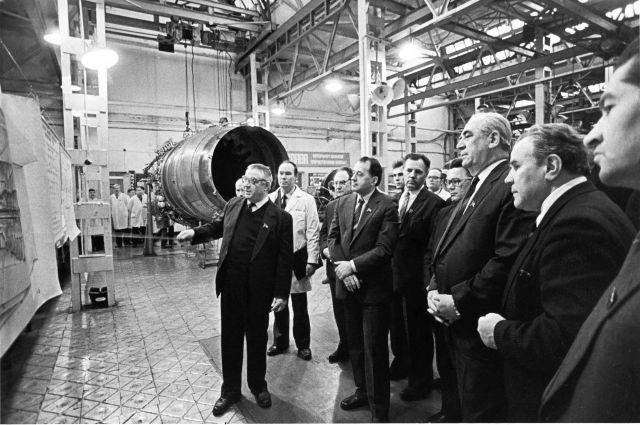 Декабрь 1986 г. Павел Соловьёв (в центре) в сборочном цехе Пермского моторного завода.