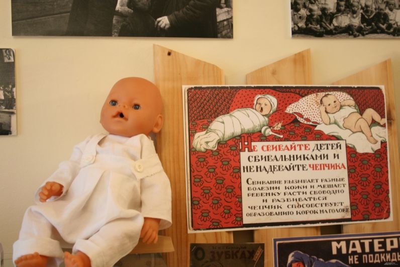 В первые годы советской власти в России были созданы школы для матерей, где их обучали уходу за новорожденными детьми. В том числе женщинам объясняли вред тугого пеленания младенцев.