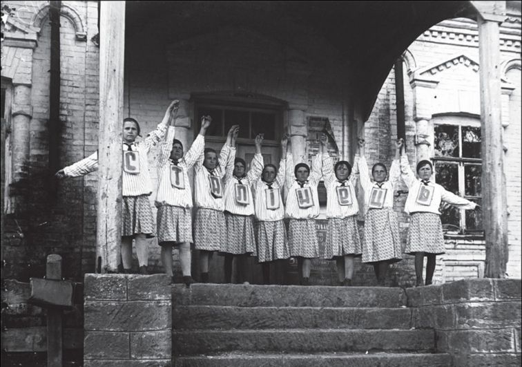 Выступление живой газеты «Сталинец» в клубе им. И. Сталина, с. Межевая, Днепропетровская область, 1933 год. 