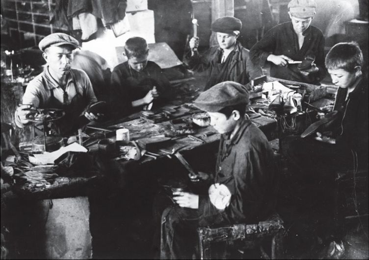 Бывшие беспризорные учатся сапожному делу в специально открытых мастерских, г. Николаев, 1931 год.