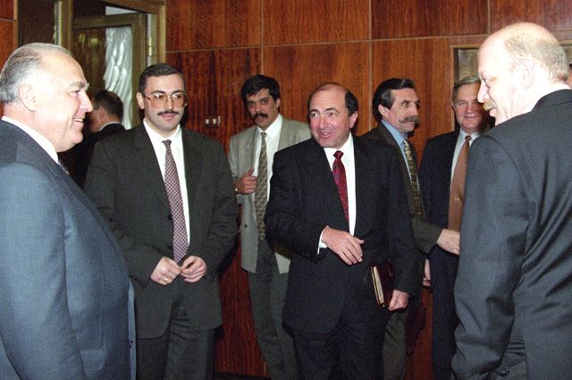 Премьер-министр РФ Виктор Черномырдин (слева), Михаил Ходорковский (2 слева), Борис Березовский (2 справа), Александр Смоленский (справа), 1998 г.
