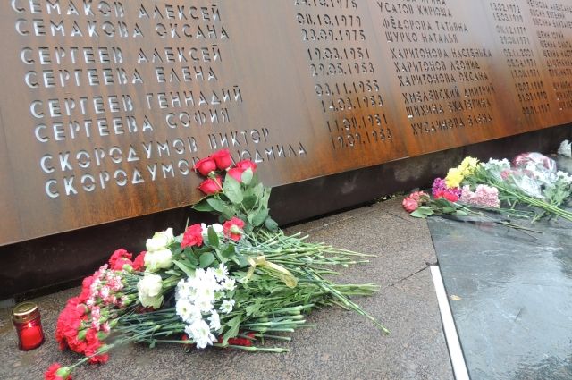 Мемориал открыли в годовщину крушения А321. Со дня катастрофы прошло ровно два года.