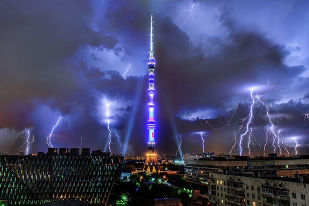 Останкинская телебашня в Москве.