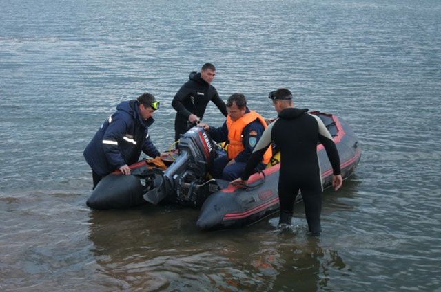 Затонувшую лодку ищут на озере в Челябинской области
