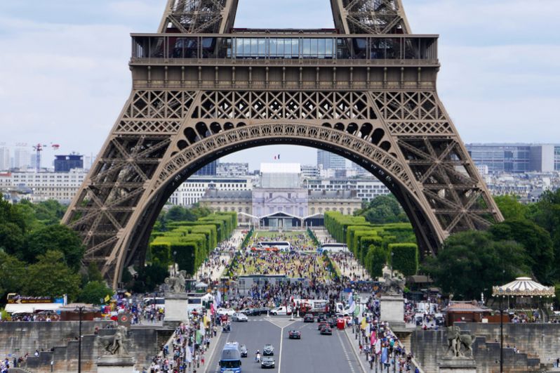 Не самой высокой, но одной из самых известных является Эйфелева башня в Париже. 