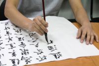Школьники изучают китайские иероглифы. 