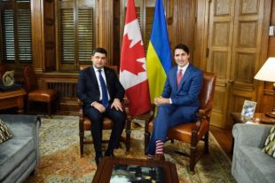 Гройсман подарил премьер-министру Канады Трюдо носки из Украины