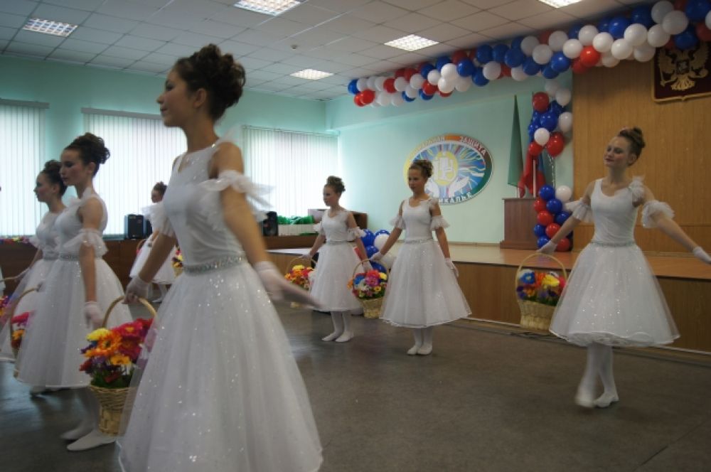 Танцевальная группа Краснокаменского СРЦ "Доброта" с танцем "Вальс цветов".