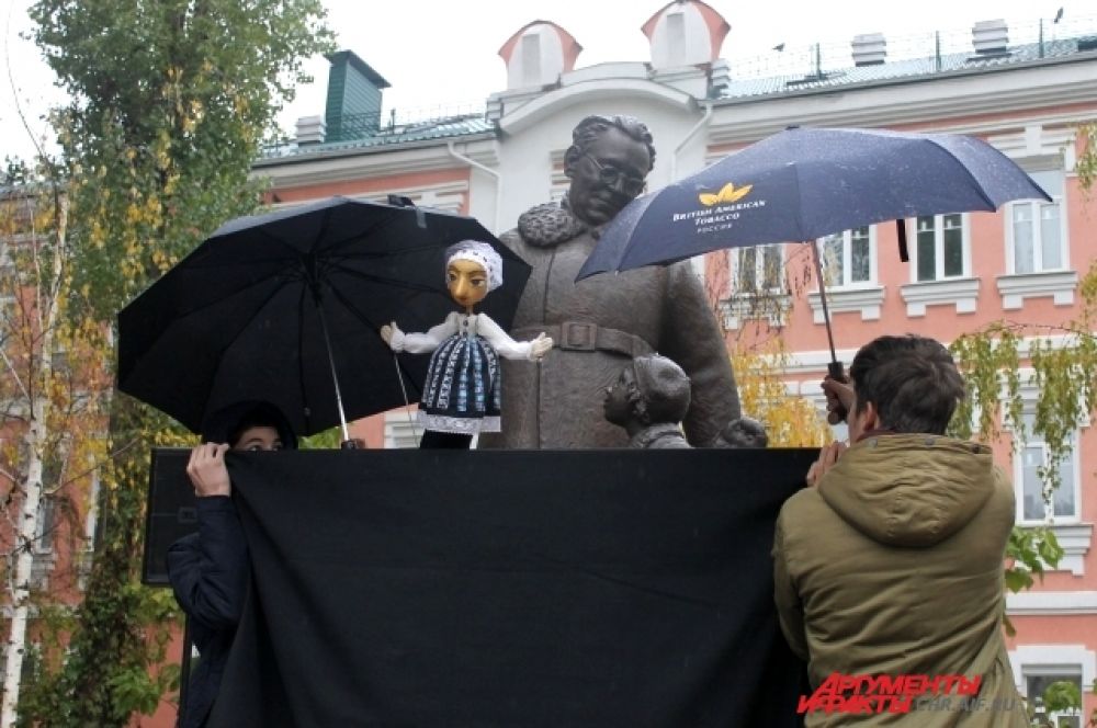 Перед памятником Самуилу Маршаку устроили театрализованное представление.