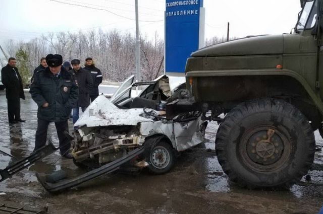 На трассе Оренбург-Илек в ДТП с двумя «Уралами» погиб водитель «Оки» 